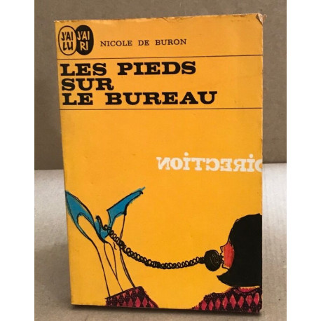 Les pieds sur le bureau