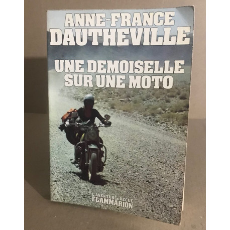 Une demoiselle sur une moto