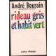 Rideau gris et habit vert