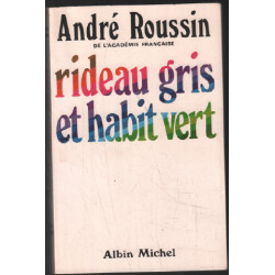 Rideau gris et habit vert