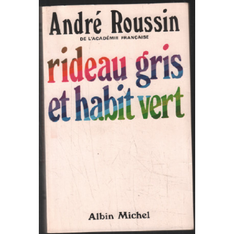 Rideau gris et habit vert