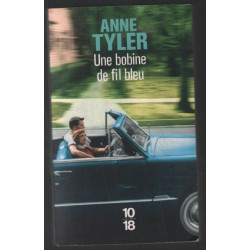Une bobine de fil bleu