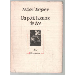 Un petit homme de dos