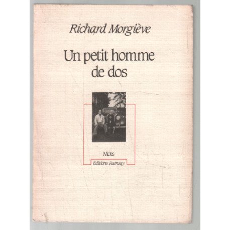 Un petit homme de dos