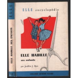 Elle habille ses enfants