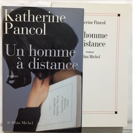 Un homme à distance