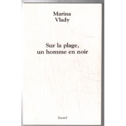 Sur la plage un homme en noir