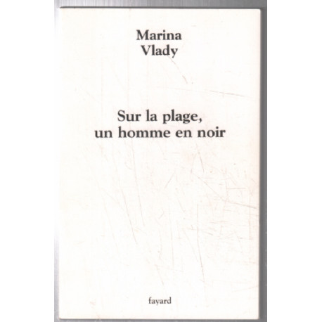 Sur la plage un homme en noir
