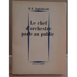 Le chef d'orchestre parle au public